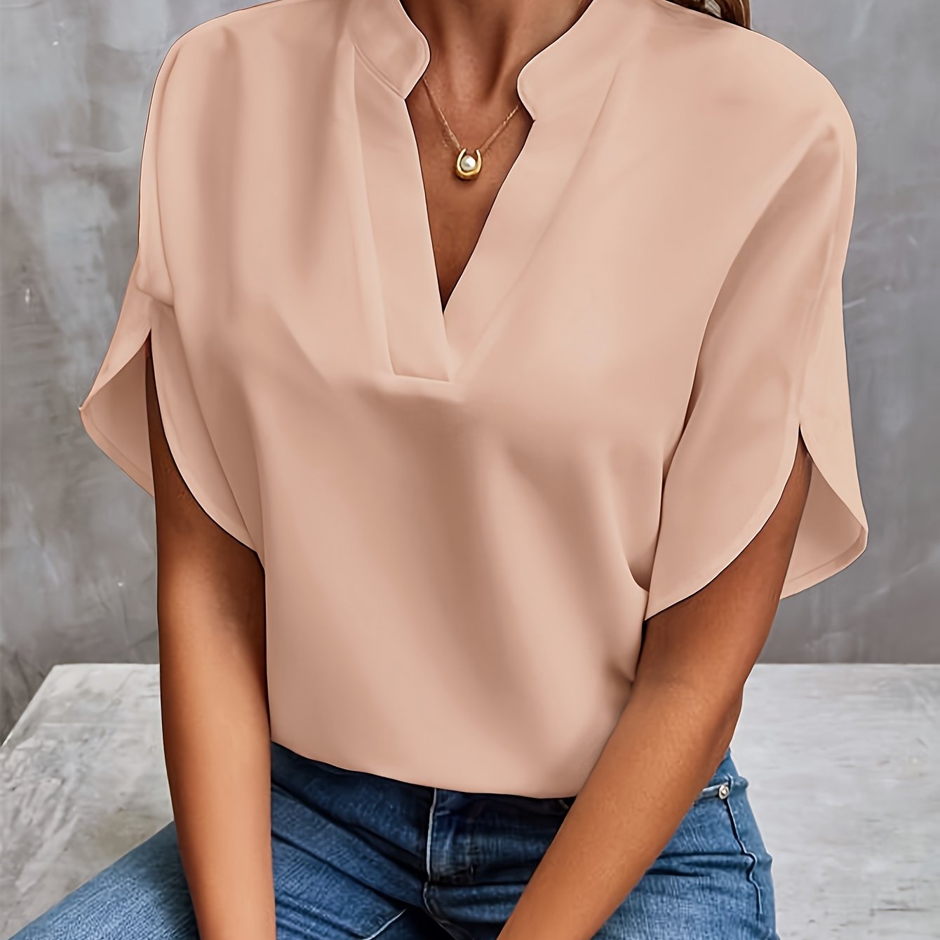Blusa elegante de mujer con cuello en V