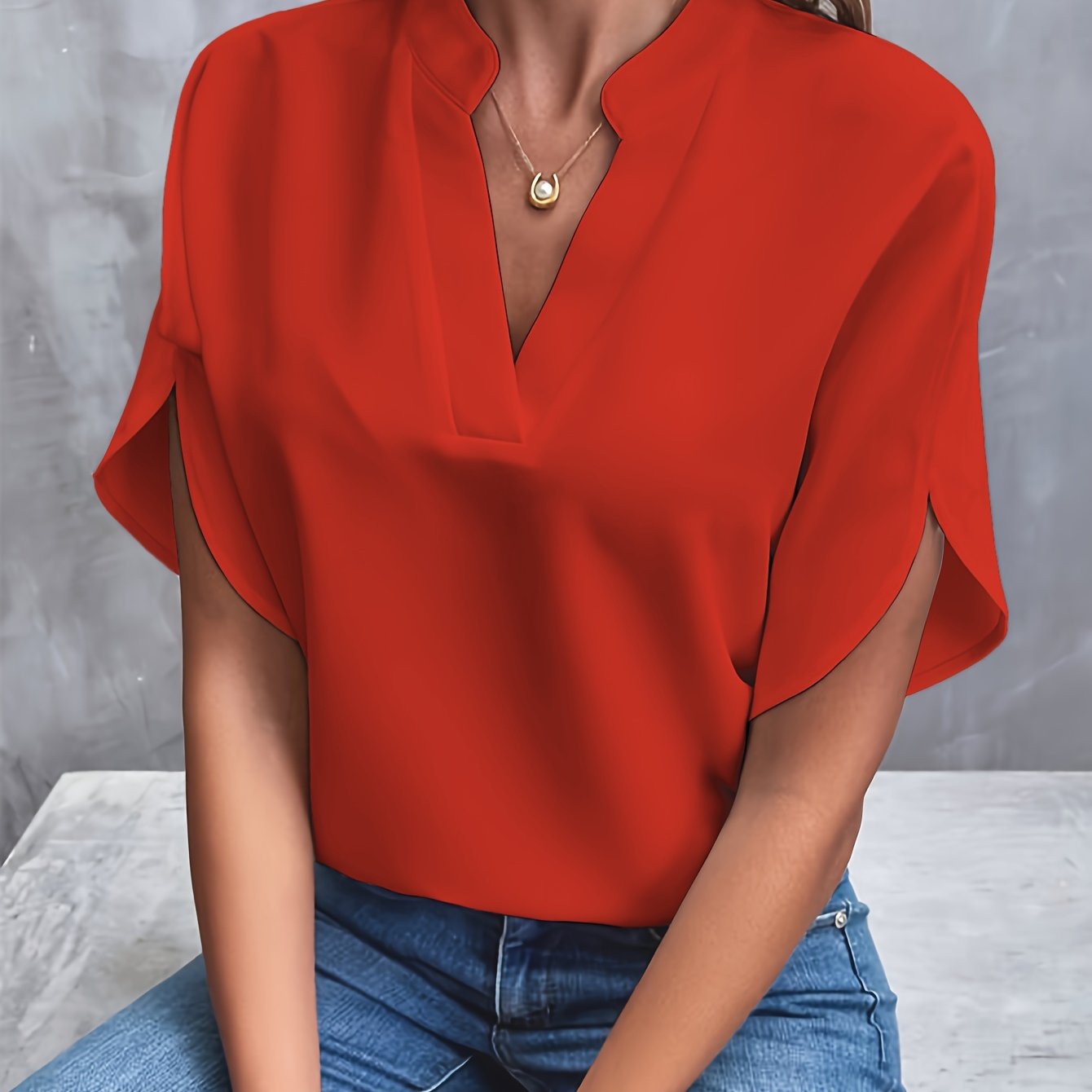 Blusa elegante de mujer con cuello en V