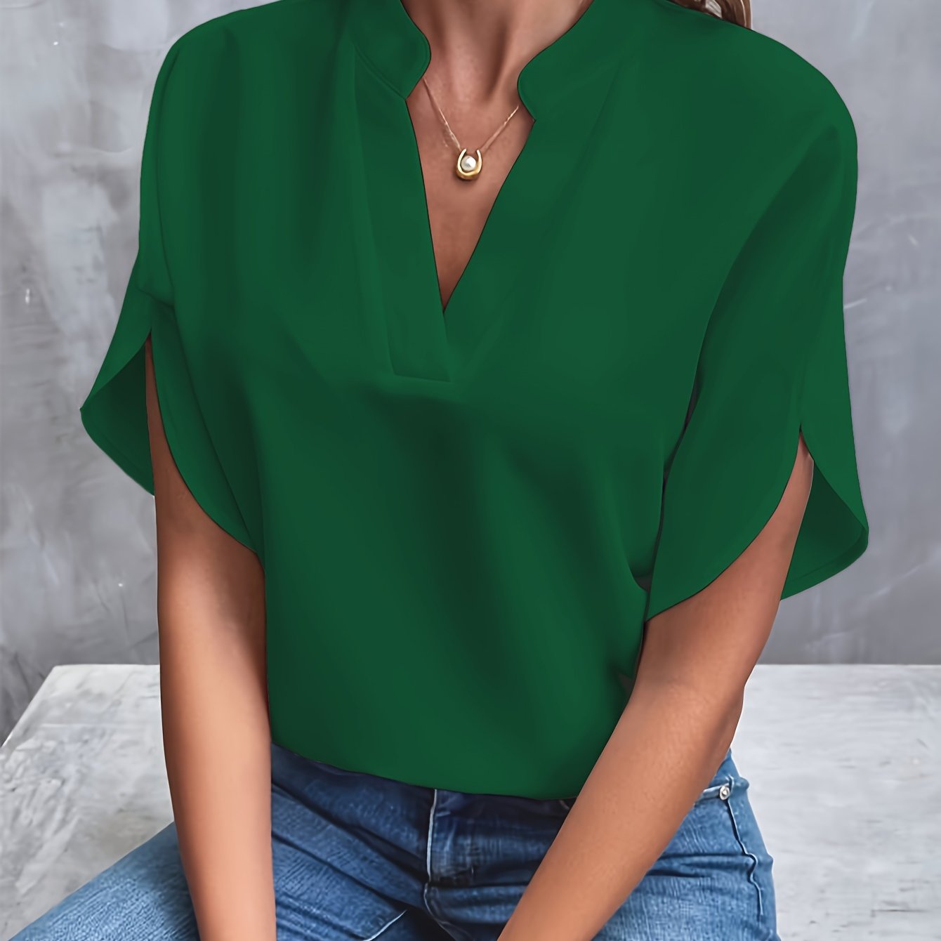 Blusa elegante de mujer con cuello en V