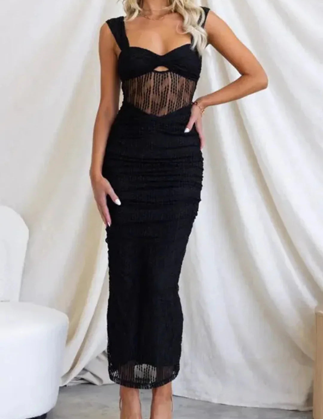 Vestido largo ajustado con paneles de malla y detalles fruncidos para mujer