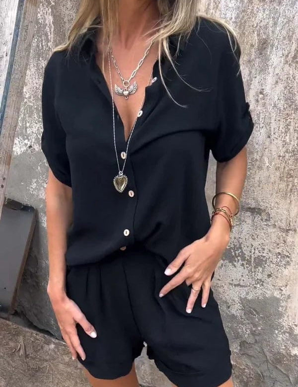 Conjunto de dos piezas de pantalones cortos con botones y mangas enrolladas para mujer