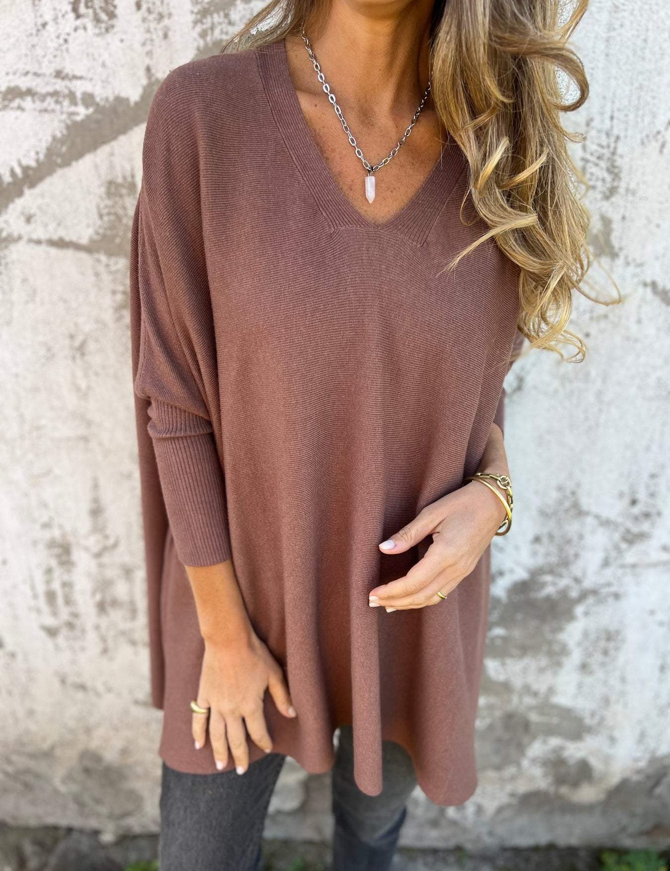 Camisa oversize de mujer con cuello en V, hombros caídos y mangas largas