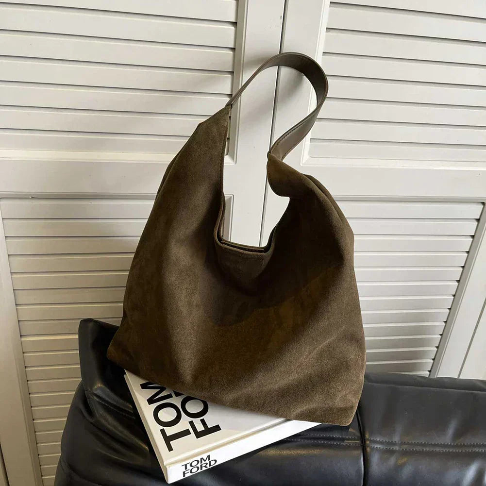 Bolso de hombro minimalista para mujer con textura suave y correa ancha