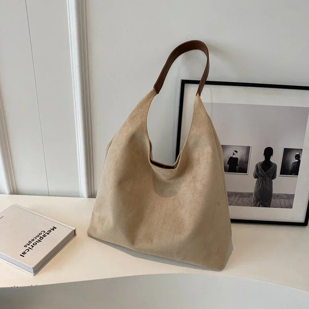 Bolso de hombro minimalista para mujer con textura suave y correa ancha