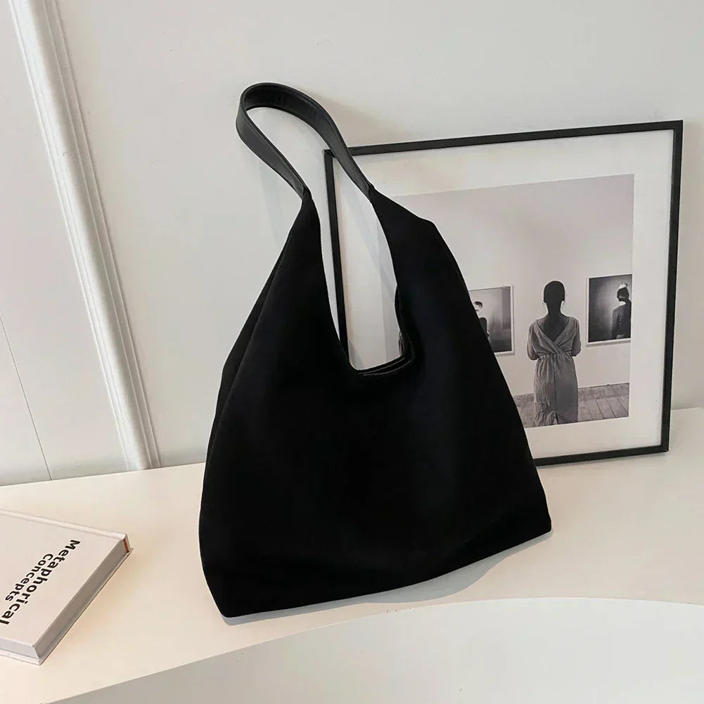 Bolso de hombro minimalista para mujer con textura suave y correa ancha