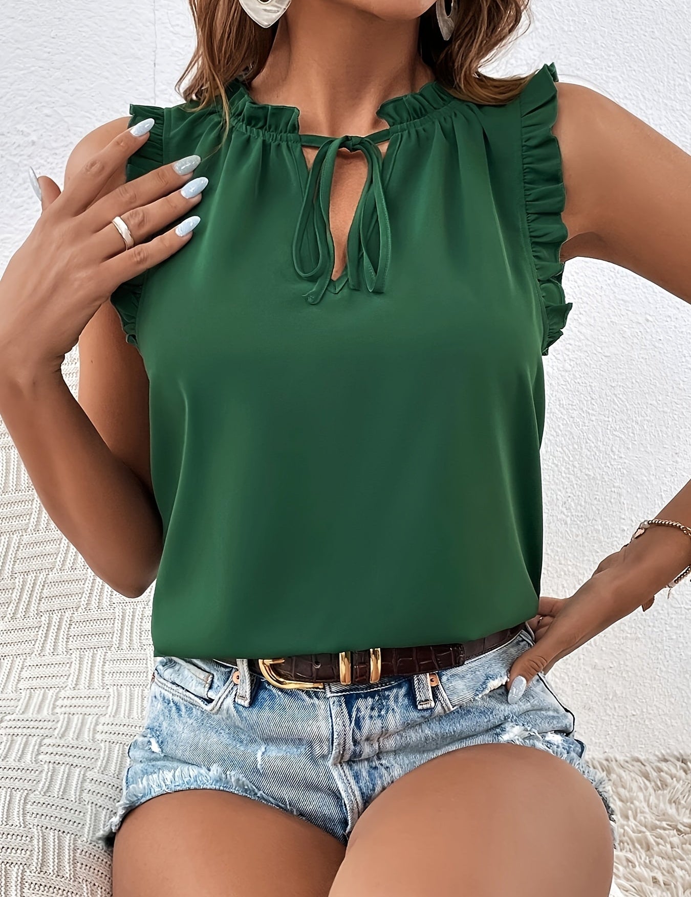 Blusa sin mangas para mujer con ribete de volantes y cuello con lazo