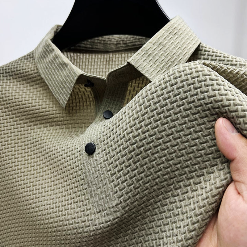 Polo de manga corta texturizado para hombre con detalle de botones modernos