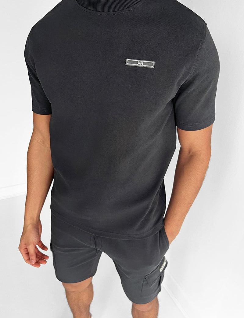 Conjunto de dos piezas de camiseta y pantalones cortos cargo para hombre con cuello redondo y detalle de bolsillo