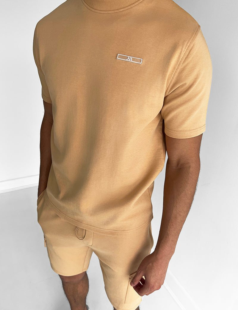 Conjunto de dos piezas de camiseta y pantalones cortos cargo para hombre con cuello redondo y detalle de bolsillo