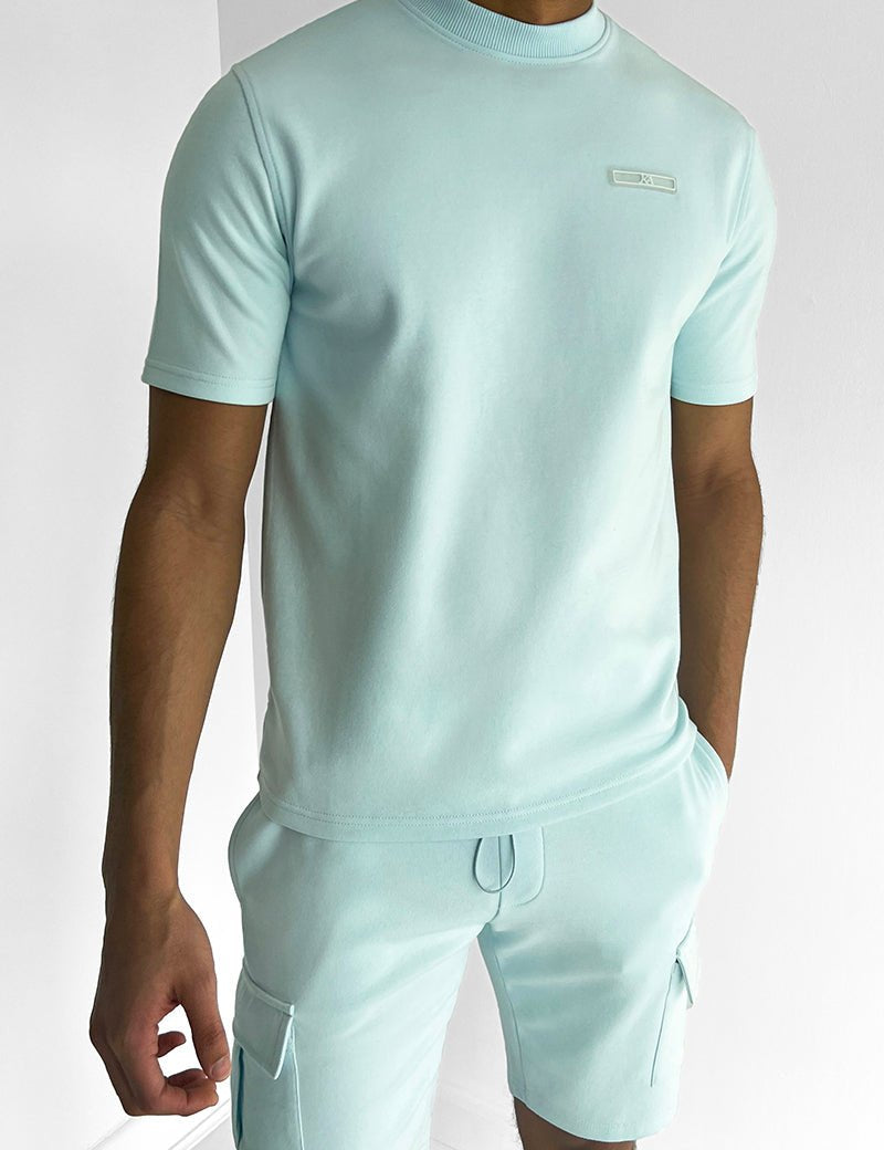 Conjunto de dos piezas de camiseta y pantalones cortos cargo para hombre con cuello redondo y detalle de bolsillo