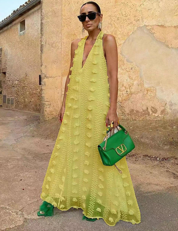 Vestido largo de mujer con cuello halter y flores 3D