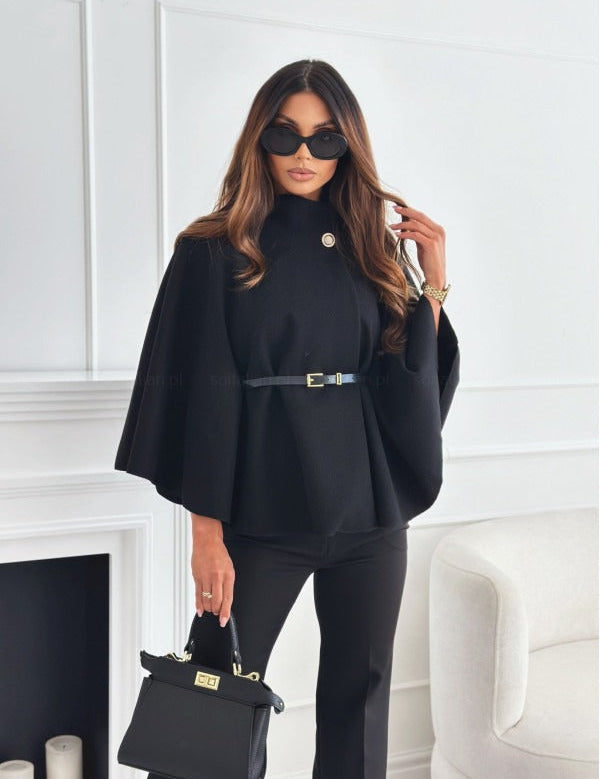 Capa de mujer con cuello alto y cinturón