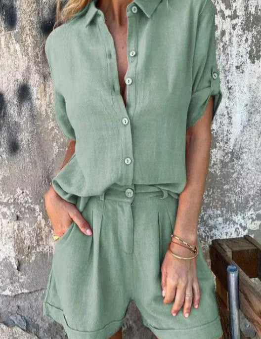 Conjunto de dos piezas de pantalones cortos con botones y mangas enrolladas para mujer