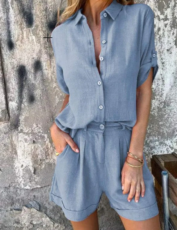 Conjunto de dos piezas de pantalones cortos con botones y mangas enrolladas para mujer