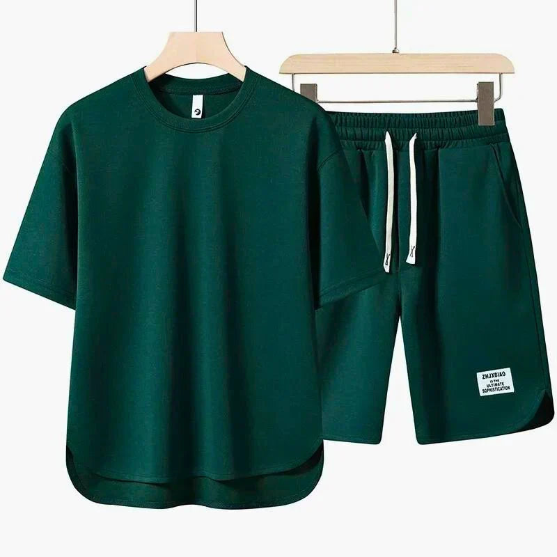 Conjunto casual de dos piezas para hombre: camiseta y pantalón corto con cordón en la cintura.