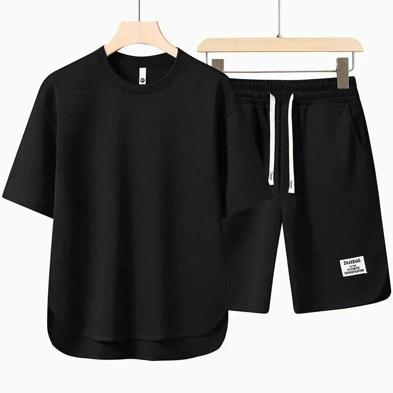 Conjunto casual de dos piezas para hombre: camiseta y pantalón corto con cordón en la cintura.