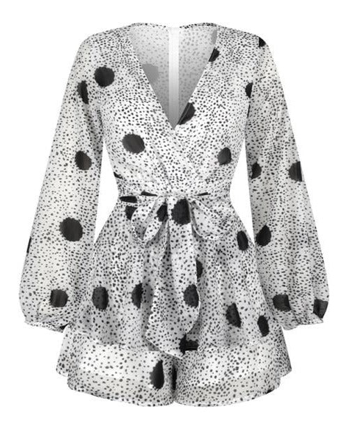 Mono de mujer de manga larga con escote en V y bajo con volantes con pantalones cortos a capas