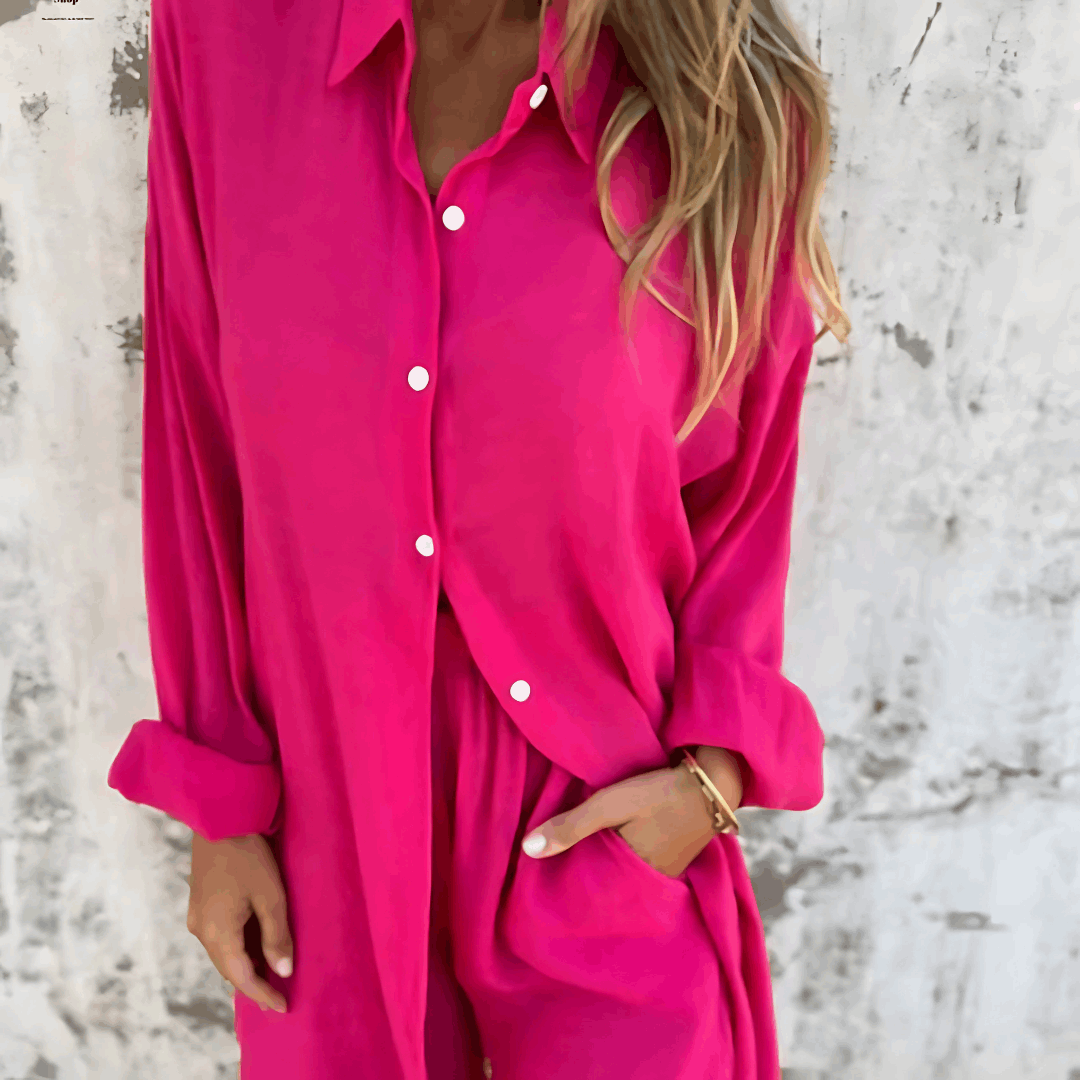 Conjunto relajado de dos piezas para mujer con camisa abotonada y pantalones cortos